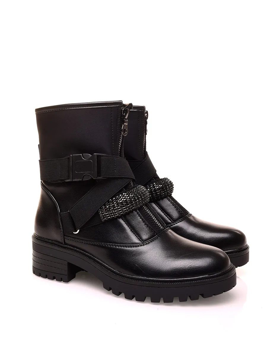 Bottines noires montantes à lanière entrelacé