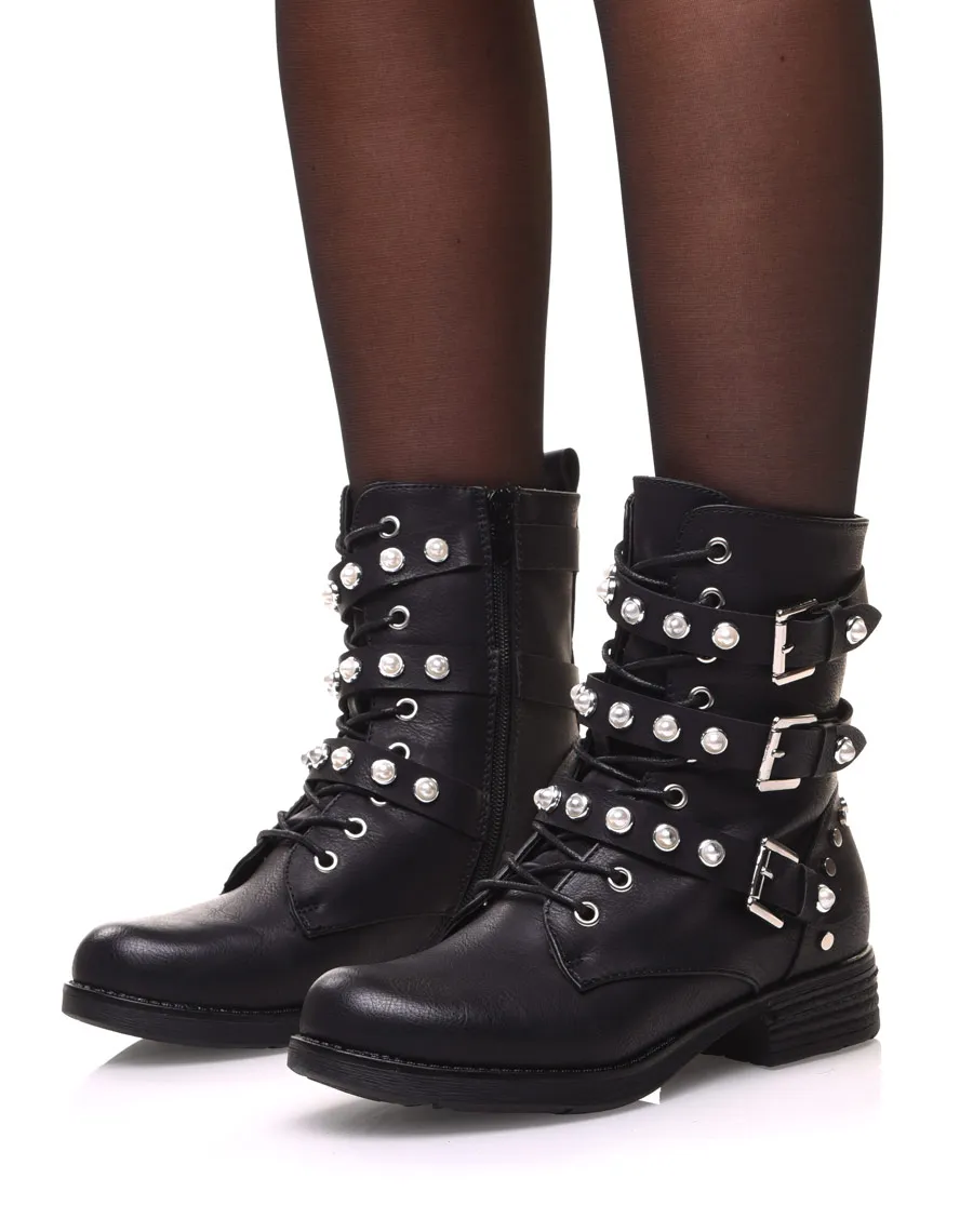 Bottines noires à lacets et lanières ornées de perles