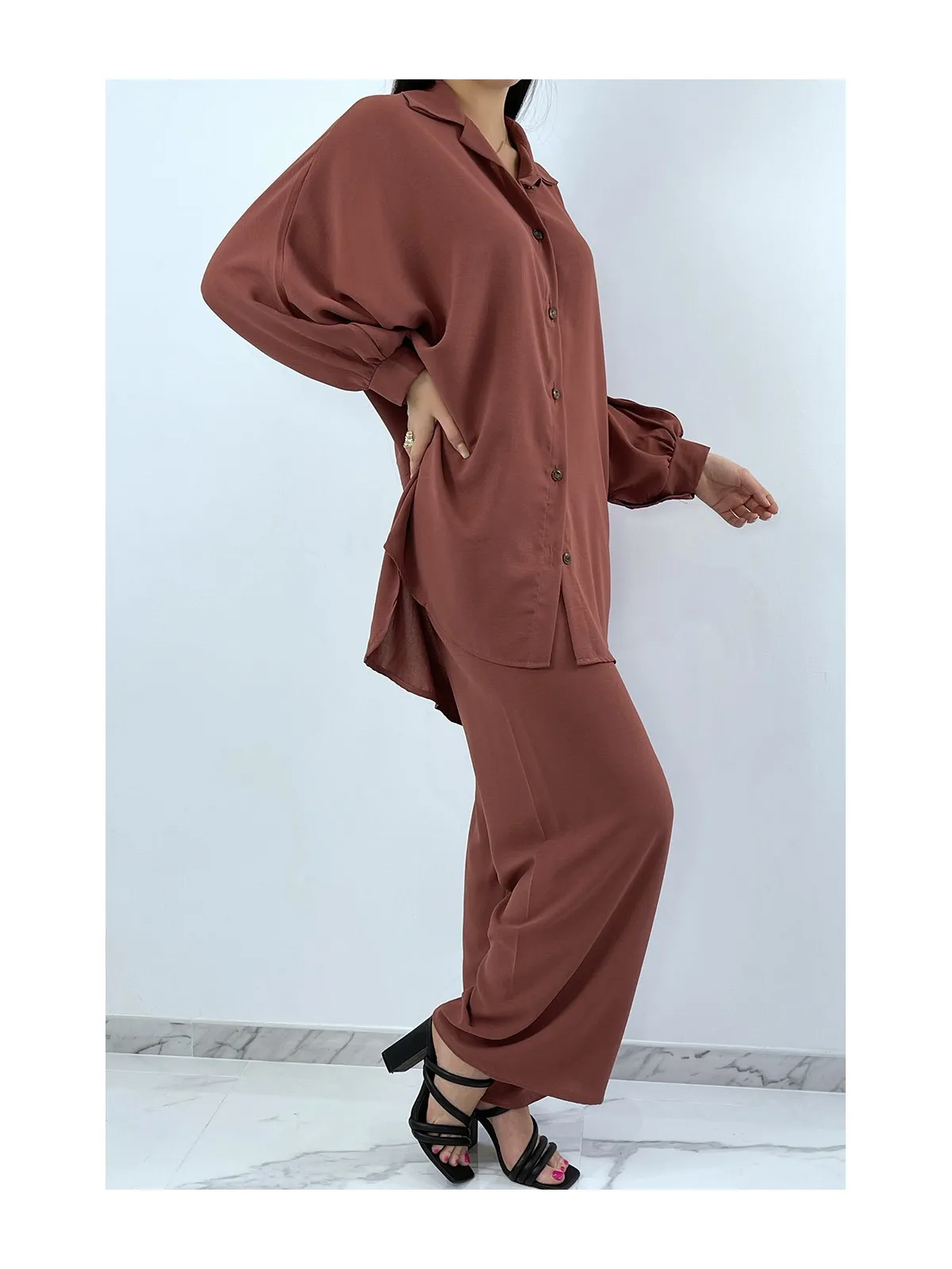 Ensemble chemise ample et long en cognac avec pantalon palazzo