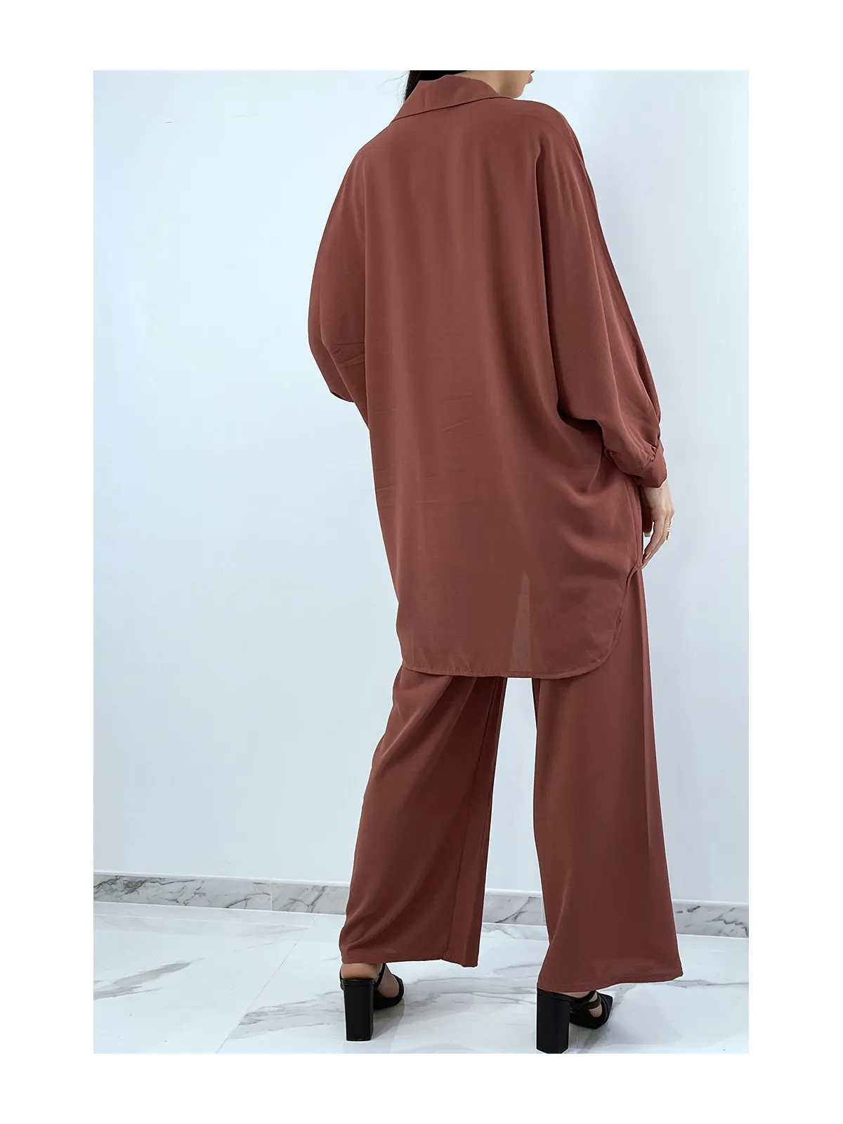 Ensemble chemise ample et long en cognac avec pantalon palazzo