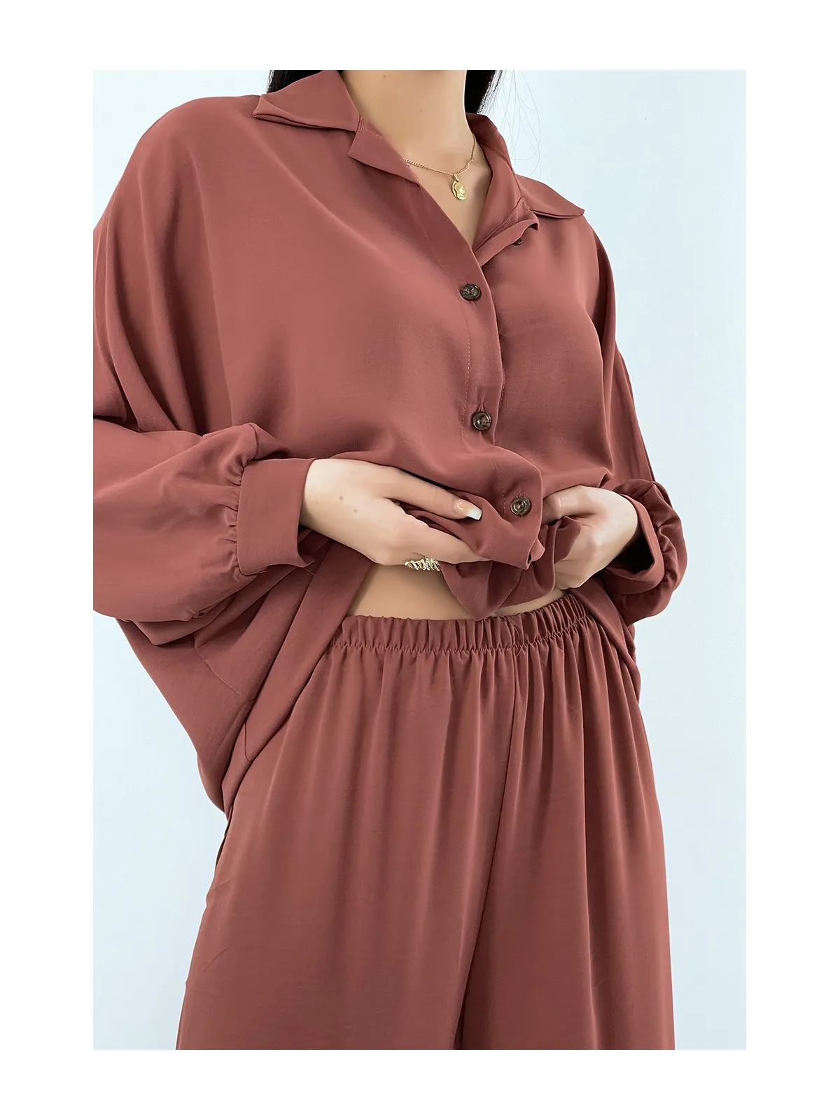 Ensemble chemise ample et long en cognac avec pantalon palazzo