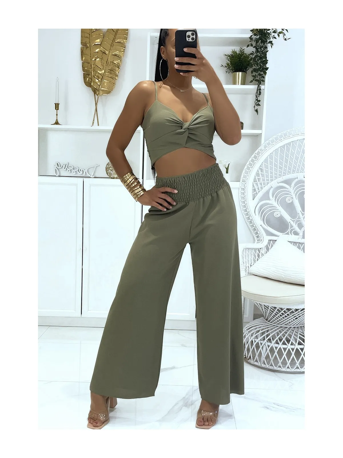 Ensemble kaki pantalon palazzo élastique à la taille et crop top croisé à bretelles larges 