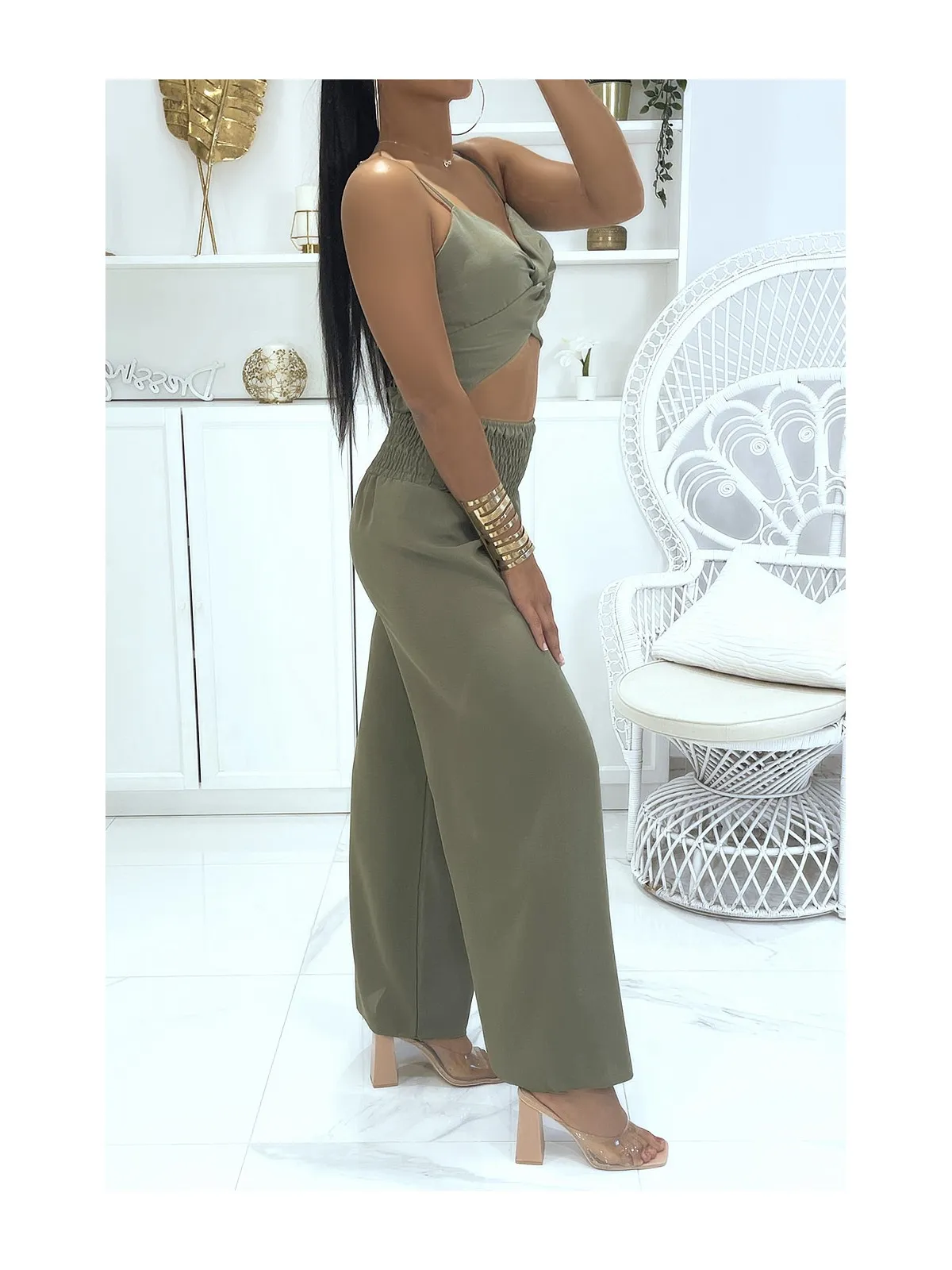 Ensemble kaki pantalon palazzo élastique à la taille et crop top croisé à bretelles larges 