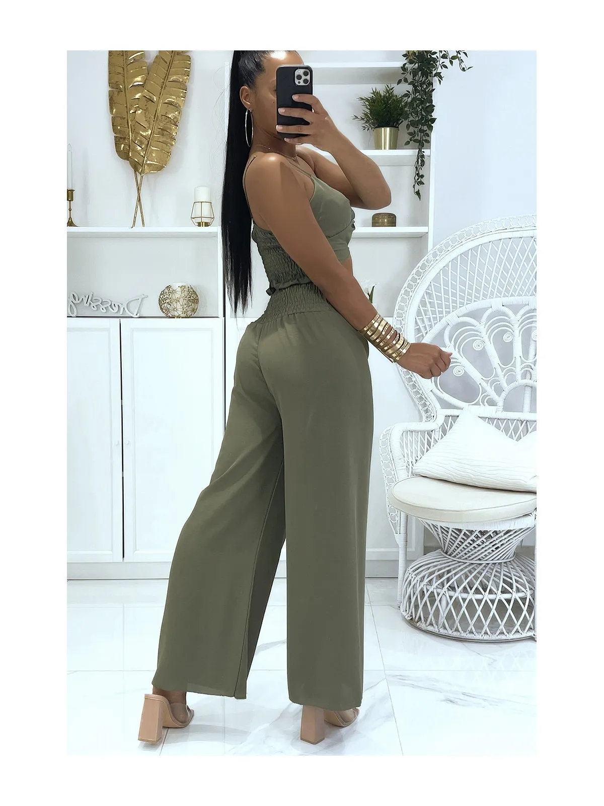 Ensemble kaki pantalon palazzo élastique à la taille et crop top croisé à bretelles larges 