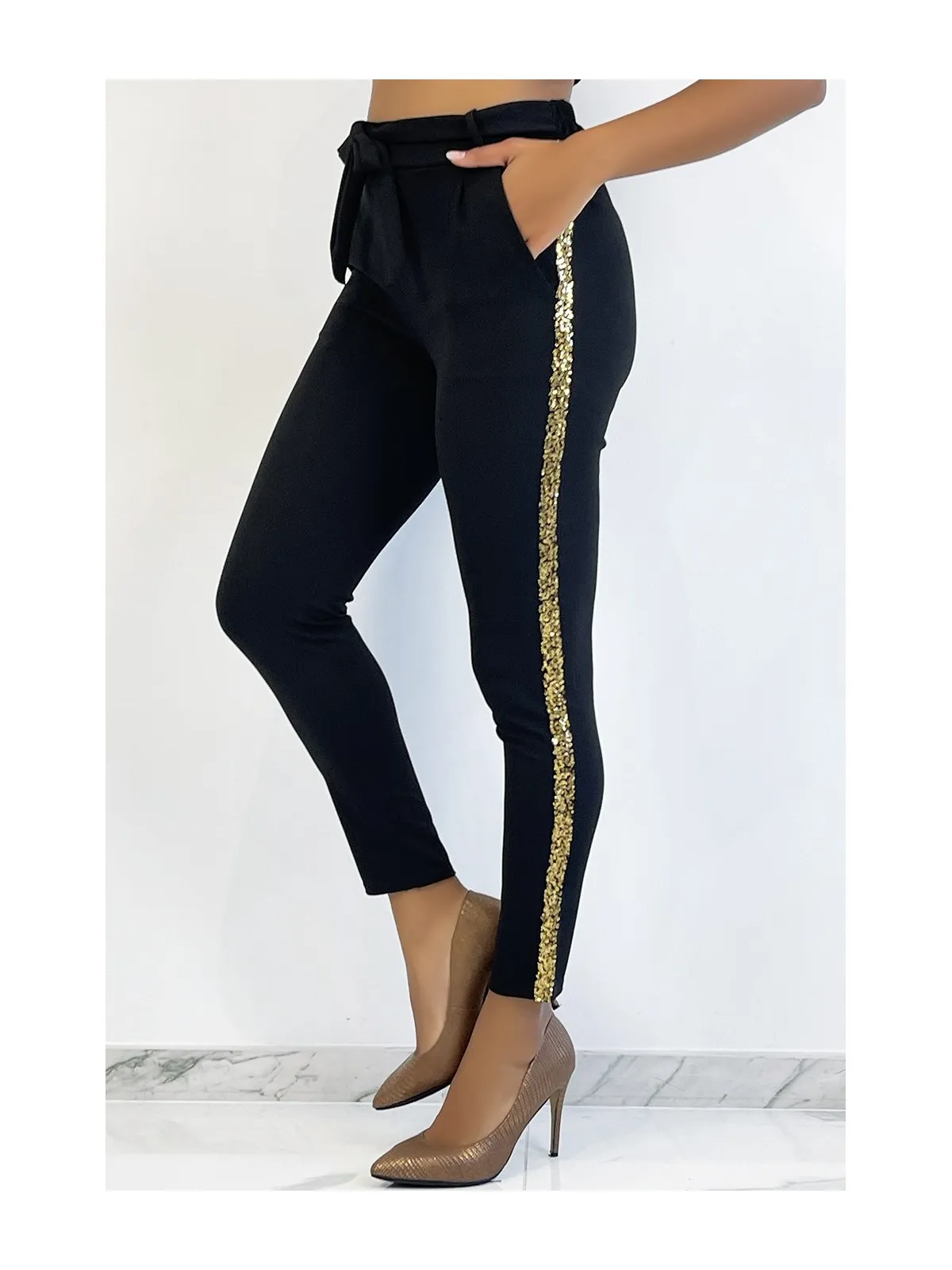 Pantalon fluide noir à bandes et à sequins dorés