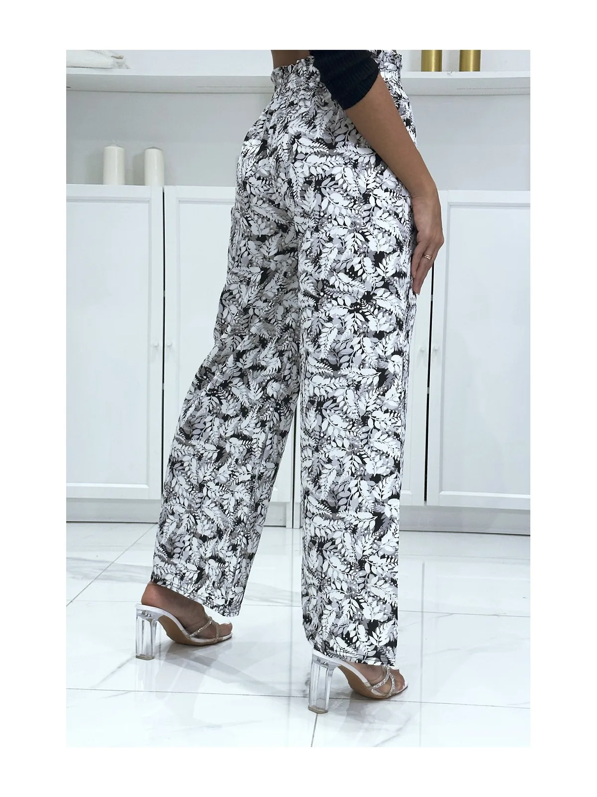 Pantalon palazzo avec joli motif feuille noir