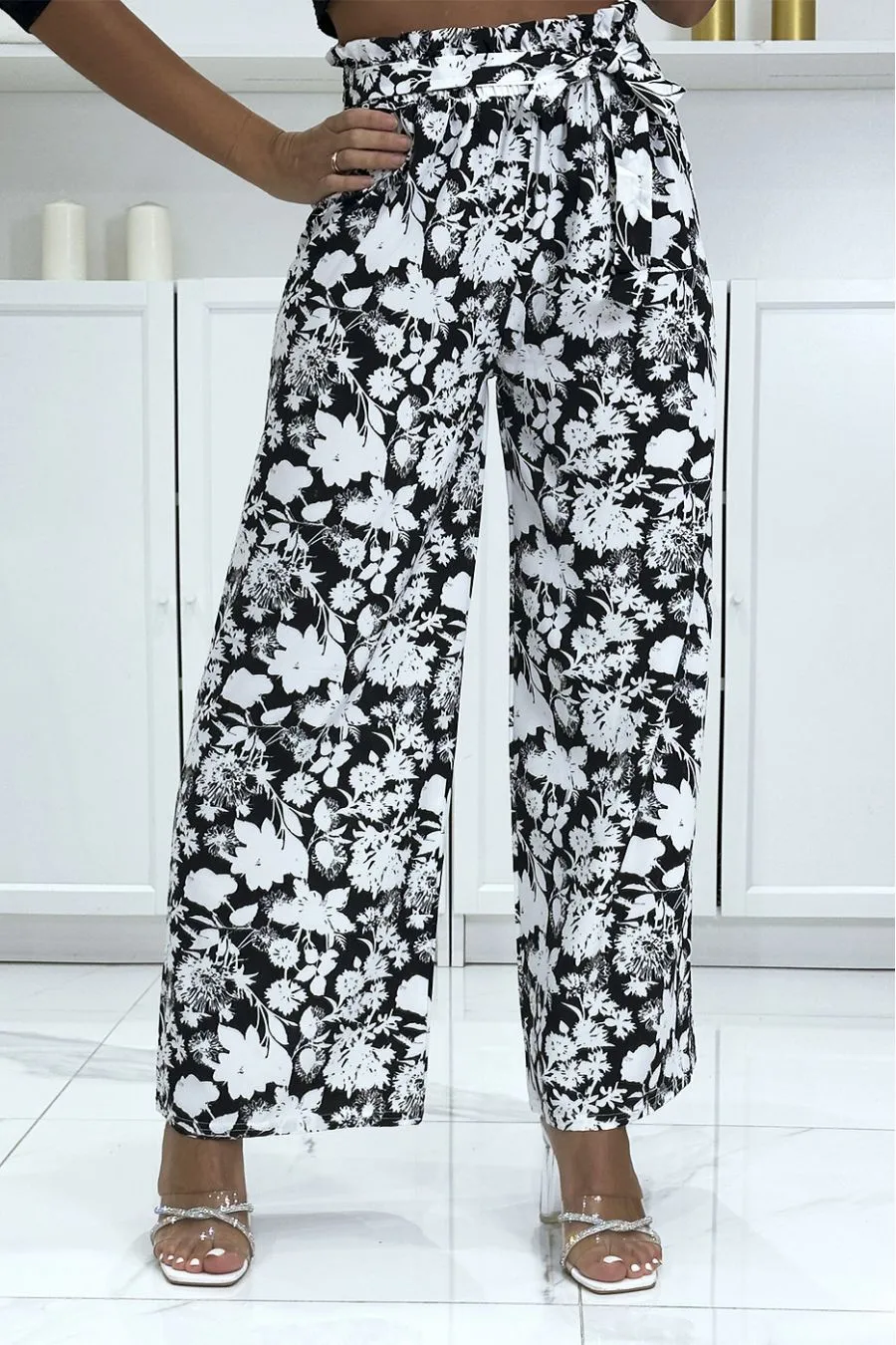 Pantalon palazzo noir et blanc motif fleuris tendance et chic