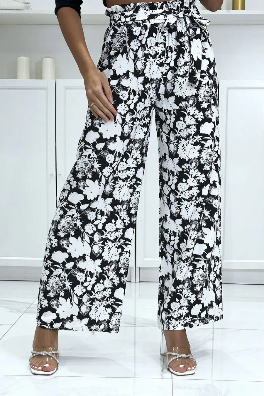 Pantalon palazzo noir et blanc motif fleuris tendance et chic