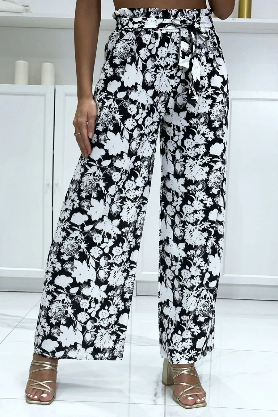 Pantalon palazzo noir et blanc motif fleuris tendance et chic