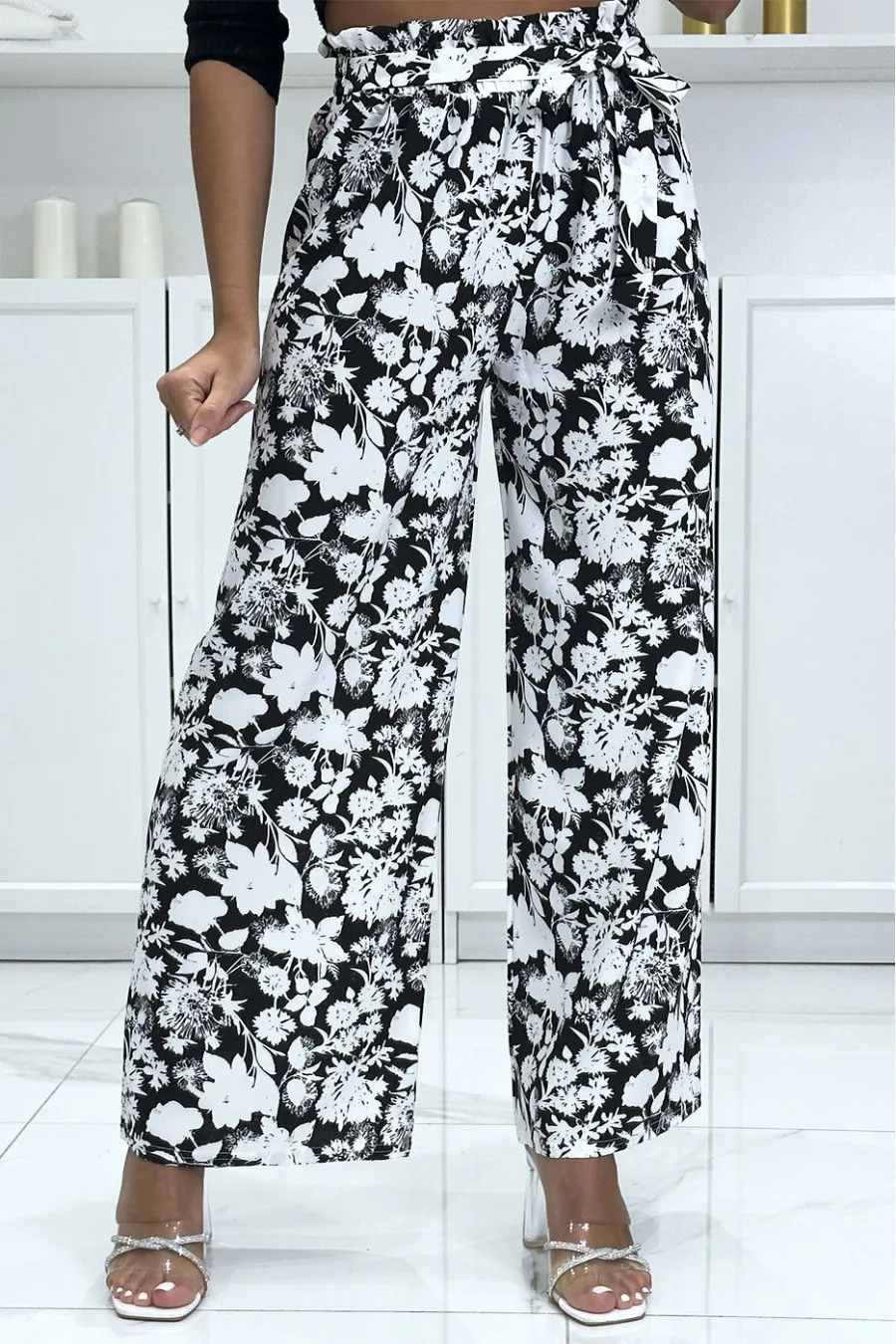 Pantalon palazzo noir et blanc motif fleuris tendance et chic