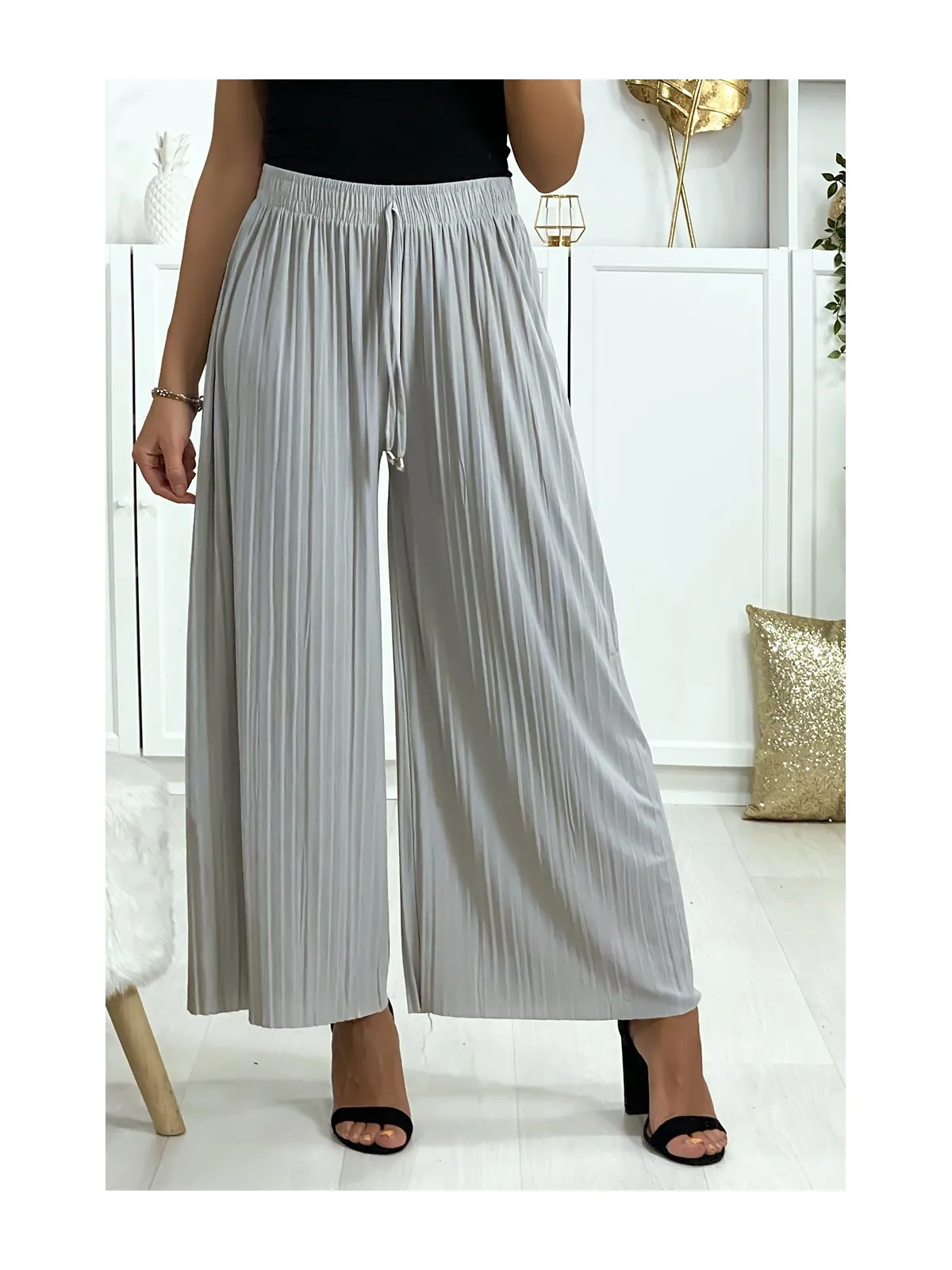 Pantalon palazzo plissé en gris. Mode femme