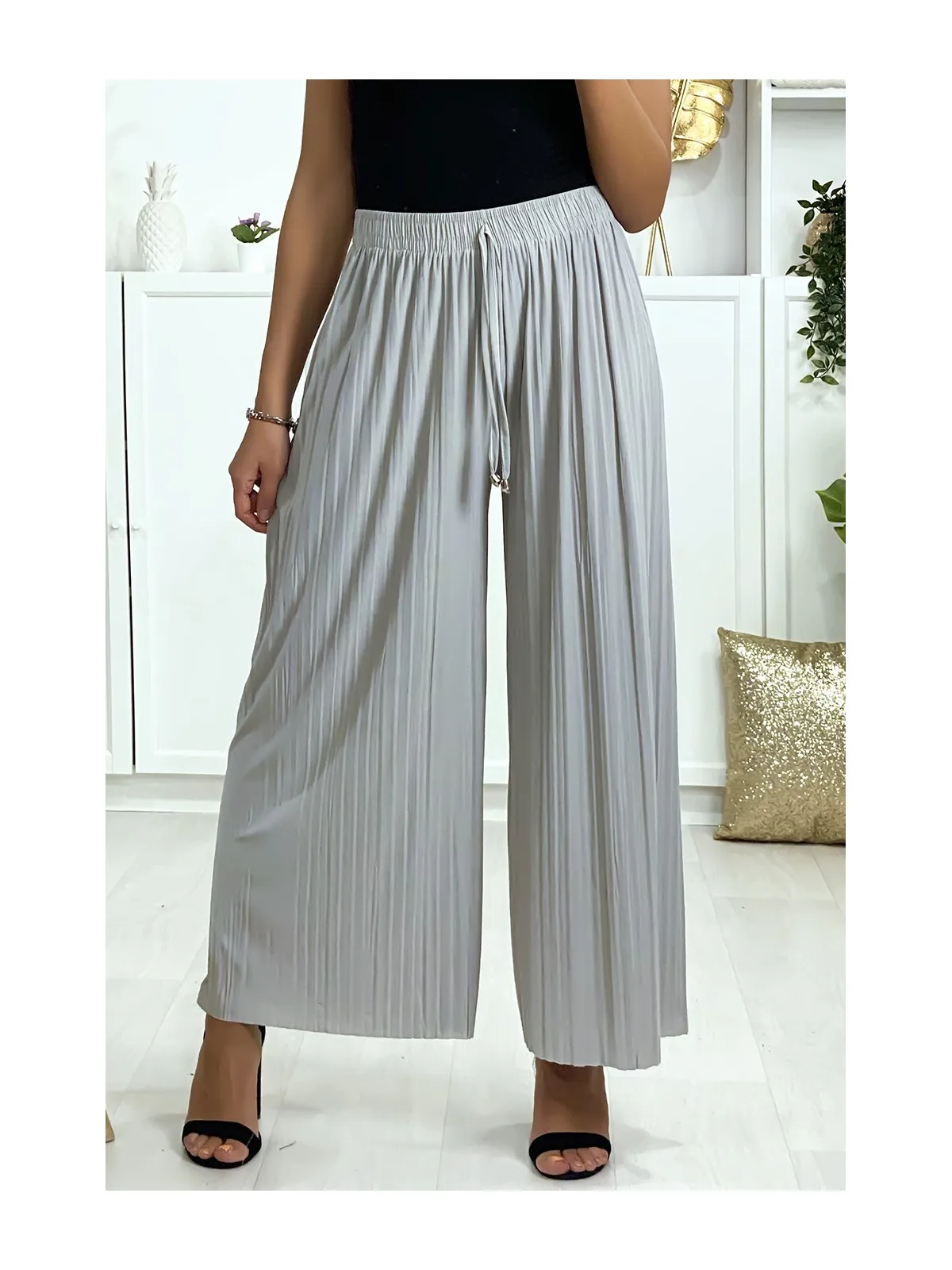 Pantalon palazzo plissé en gris. Mode femme