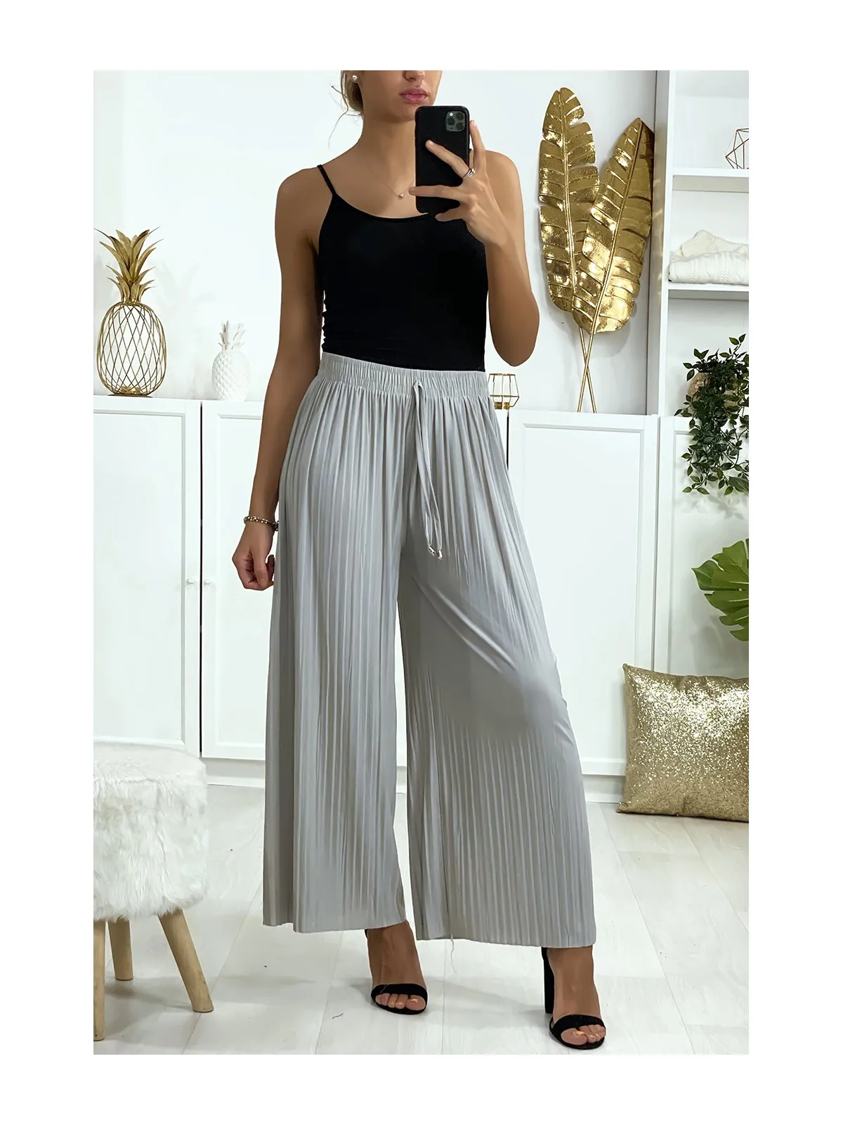 Pantalon palazzo plissé en gris. Mode femme