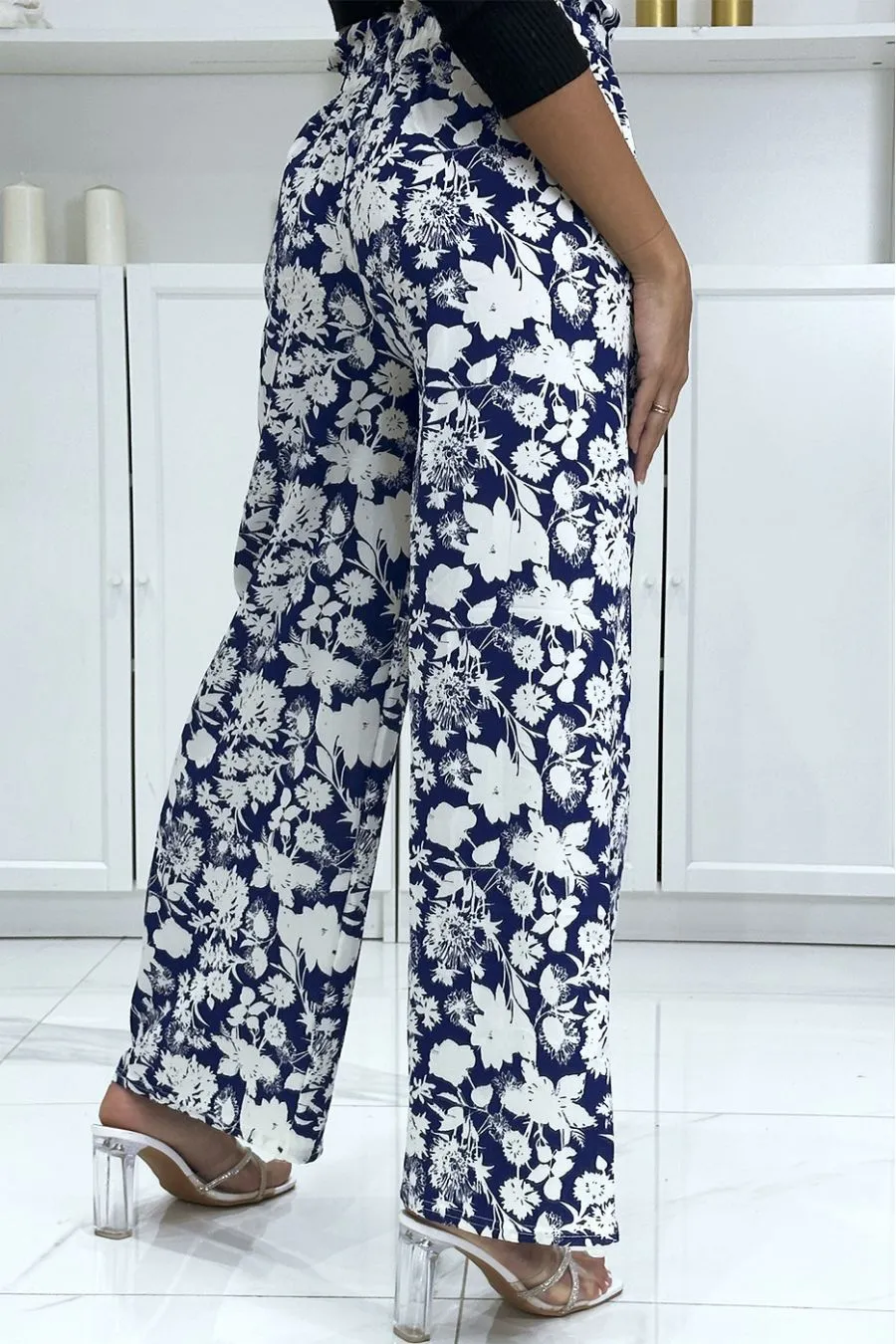 Pantalon palazzo royal et blanc motif fleuris tendance et chic