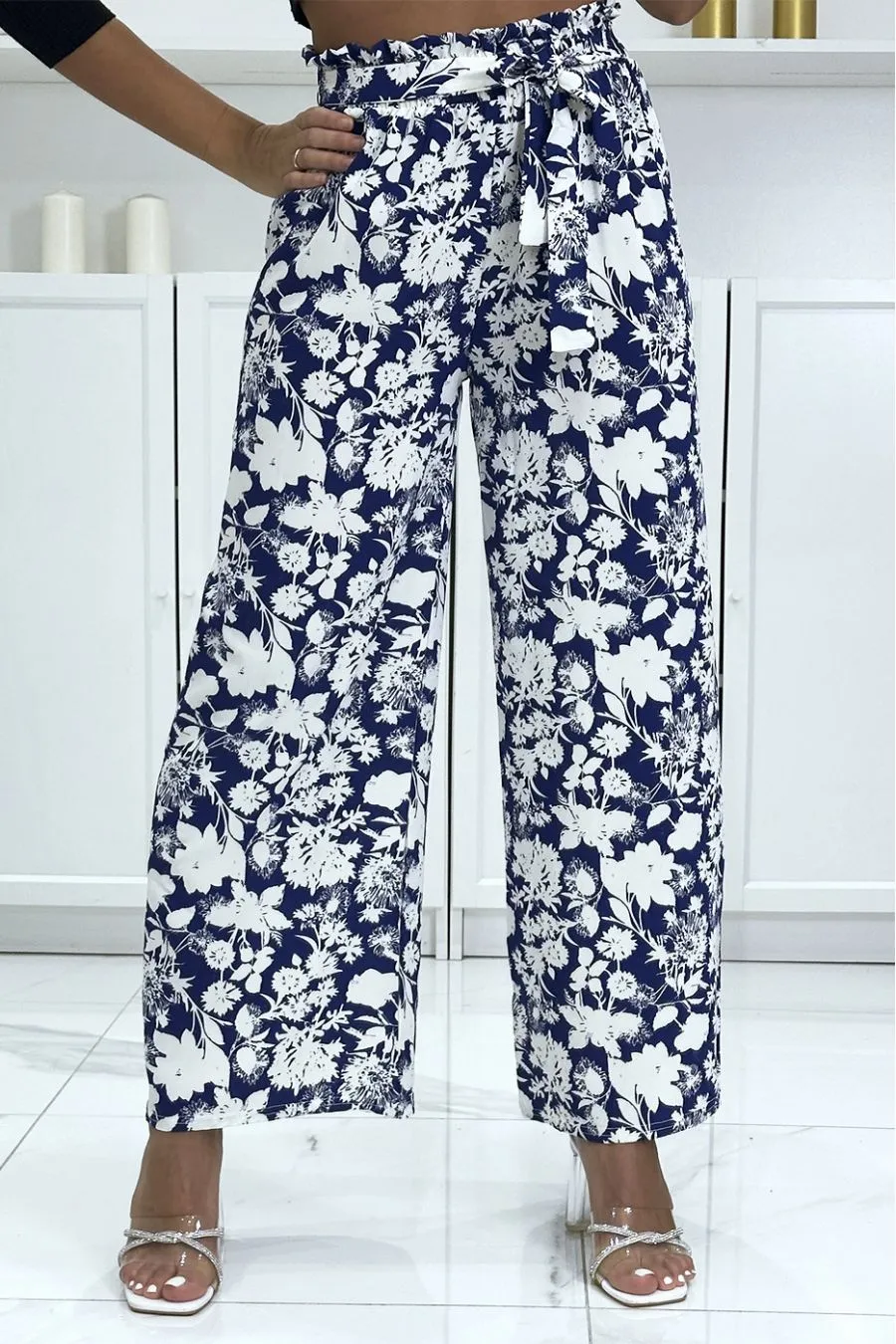 Pantalon palazzo royal et blanc motif fleuris tendance et chic