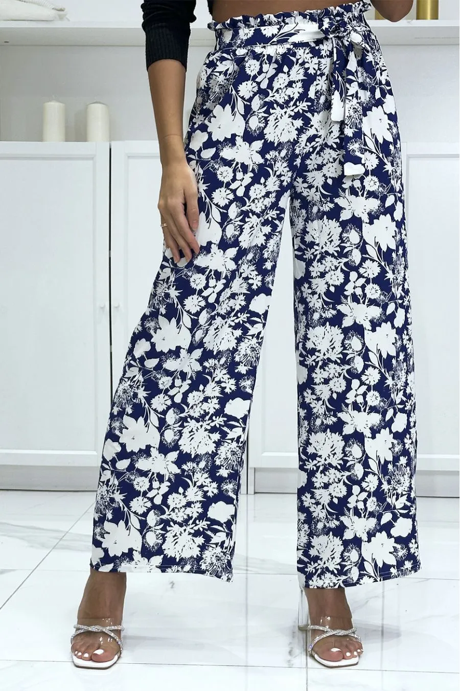 Pantalon palazzo royal et blanc motif fleuris tendance et chic