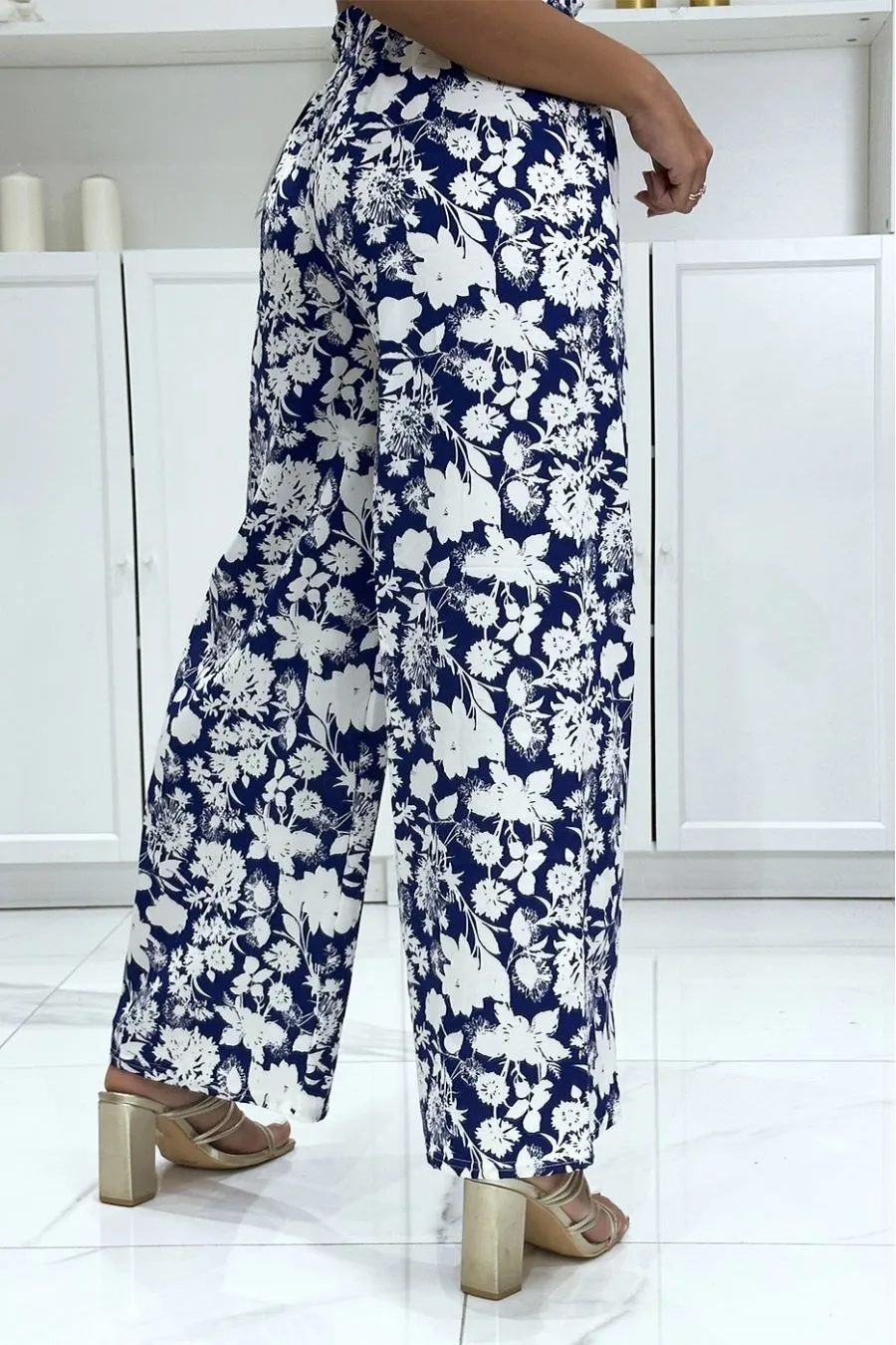 Pantalon palazzo royal et blanc motif fleuris tendance et chic