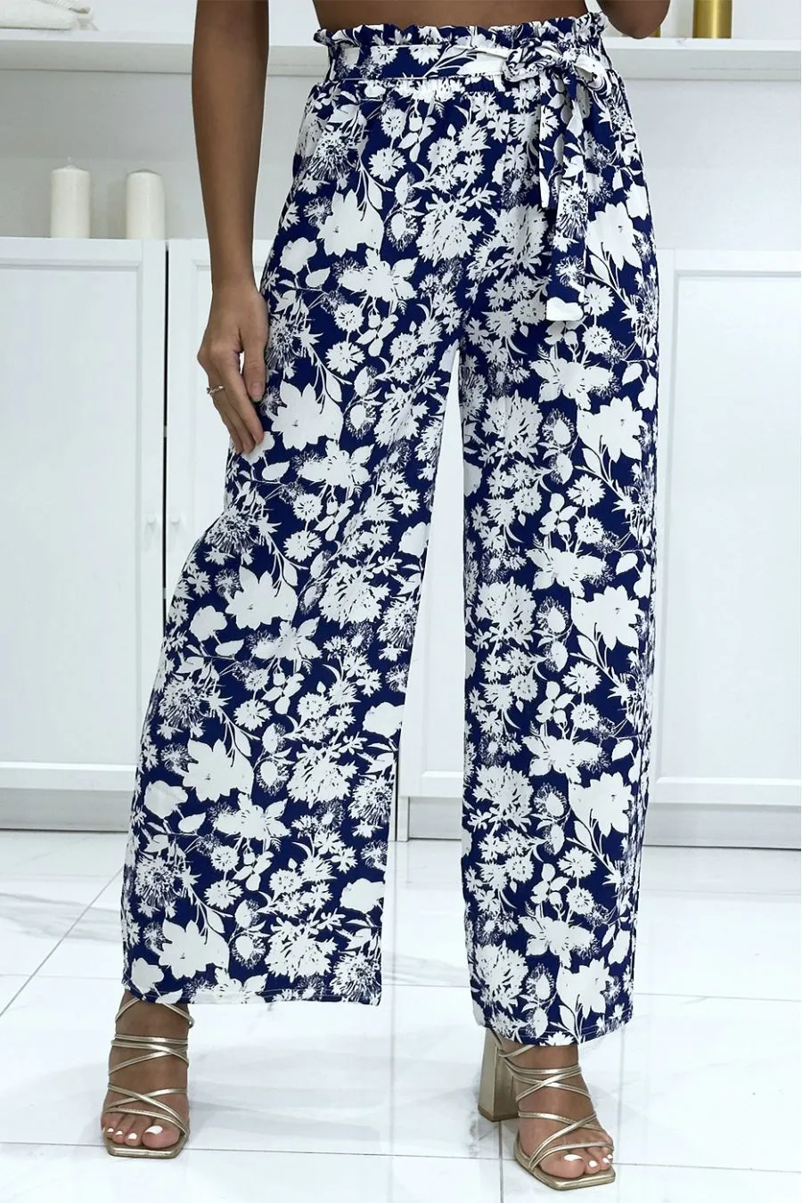 Pantalon palazzo royal et blanc motif fleuris tendance et chic