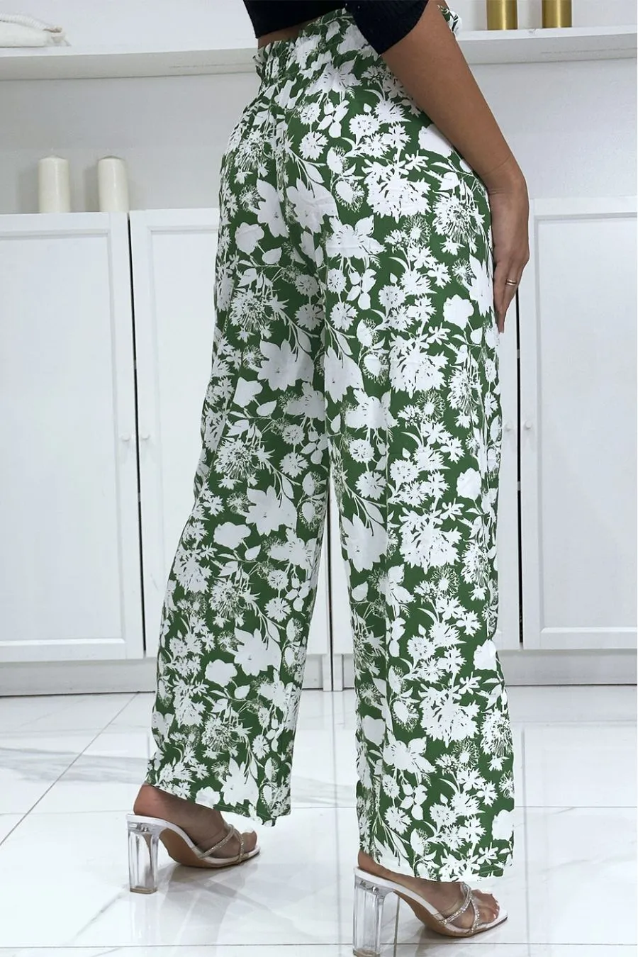 Pantalon palazzo vert et blanc motif fleuris tendance et chic