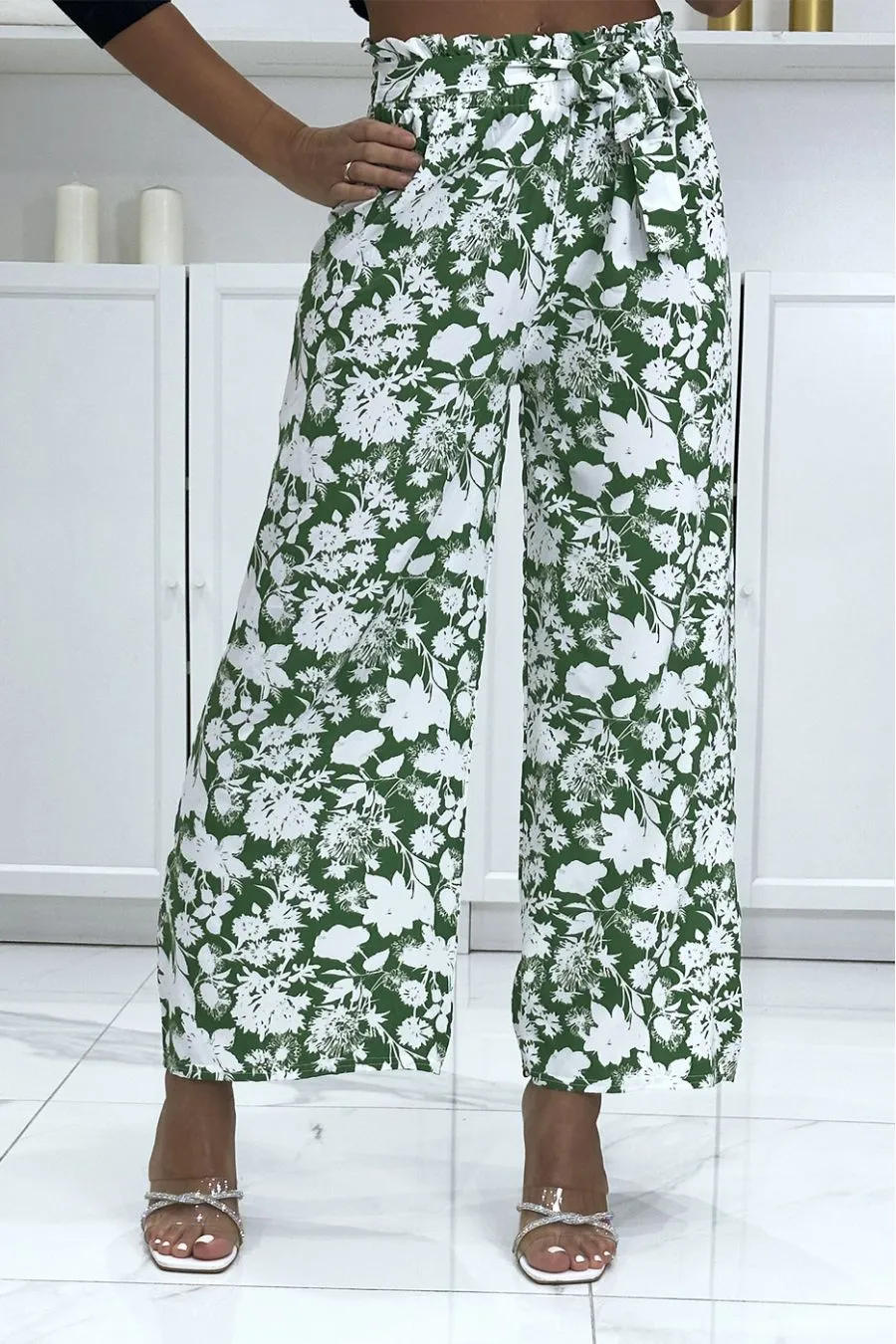 Pantalon palazzo vert et blanc motif fleuris tendance et chic