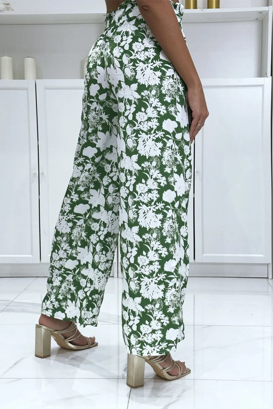 Pantalon palazzo vert et blanc motif fleuris tendance et chic