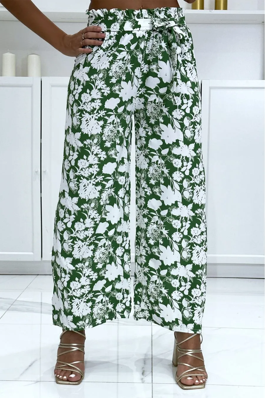 Pantalon palazzo vert et blanc motif fleuris tendance et chic