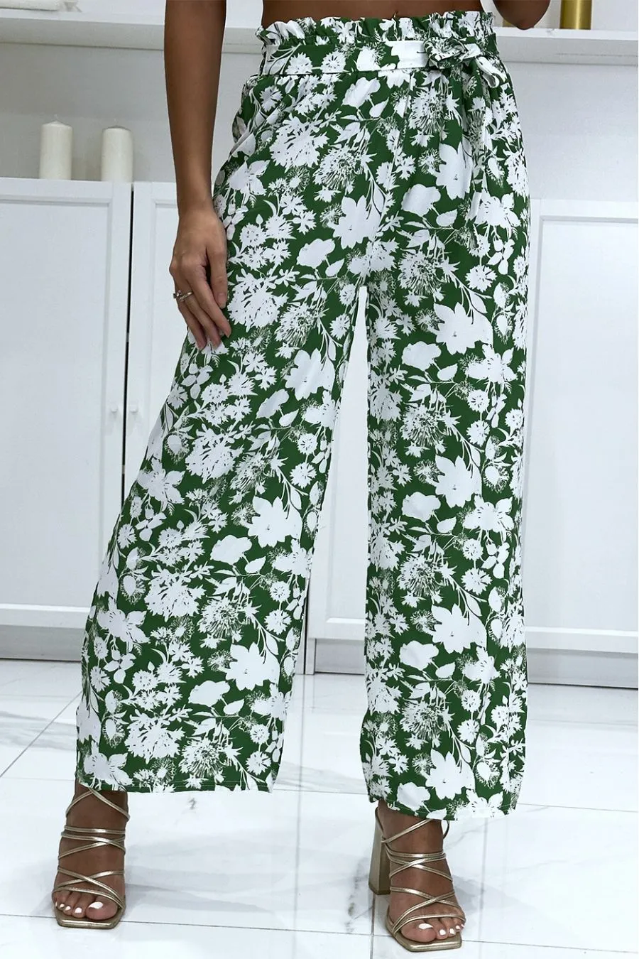 Pantalon palazzo vert et blanc motif fleuris tendance et chic