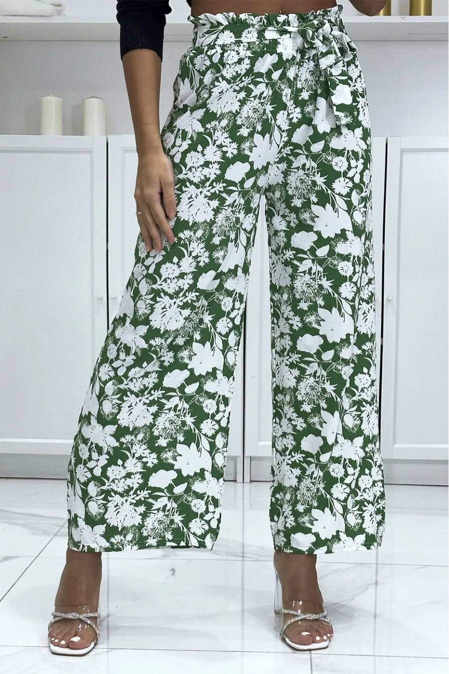 Pantalon palazzo vert et blanc motif fleuris tendance et chic