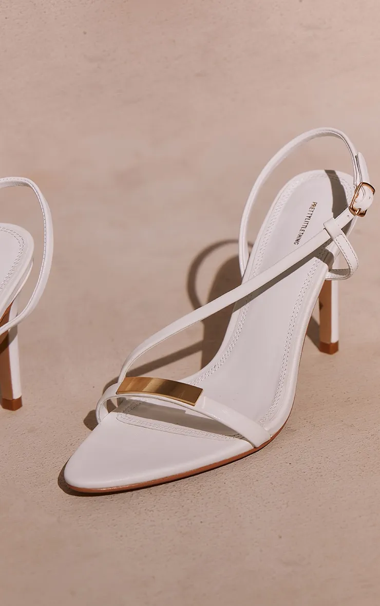 Sandales pointues en PU blanc à brides asymétriques et détail métal à talon